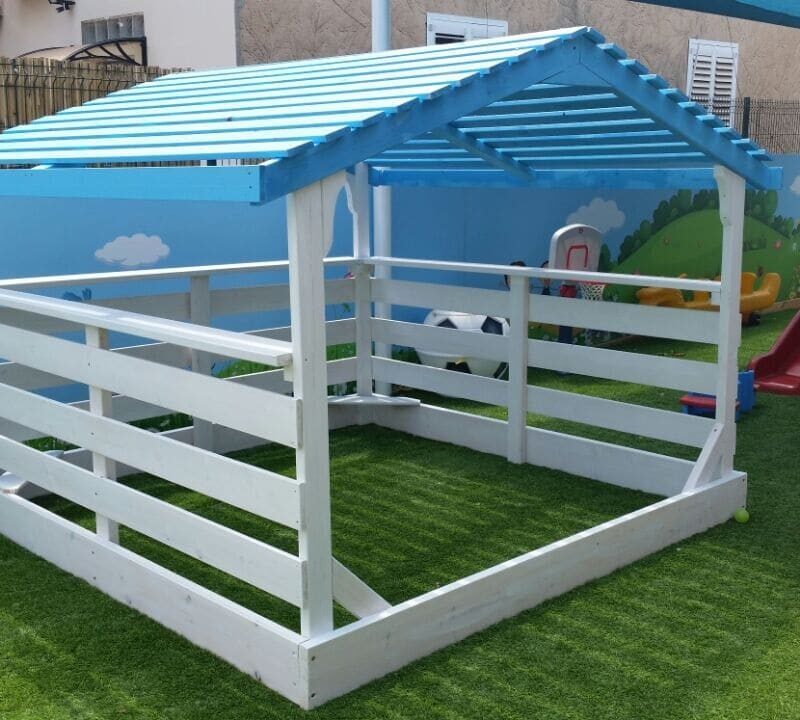 ארגז חול לילדים עם גגון וגדר