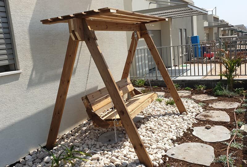 נדנדה מעץ מלא דגם הכפר הירוק